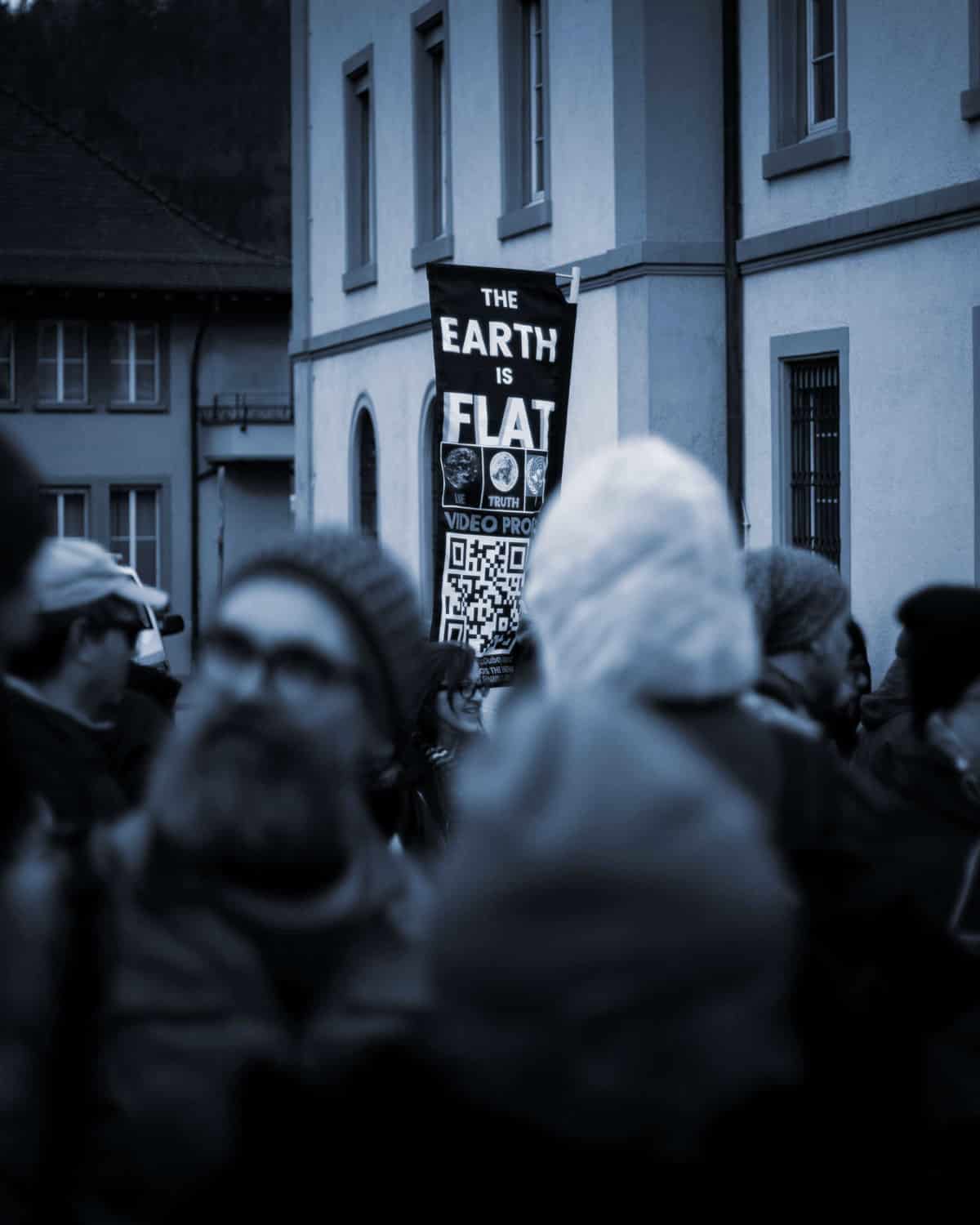 Une foule avec un drapeau  - La terre est plate - désinformation