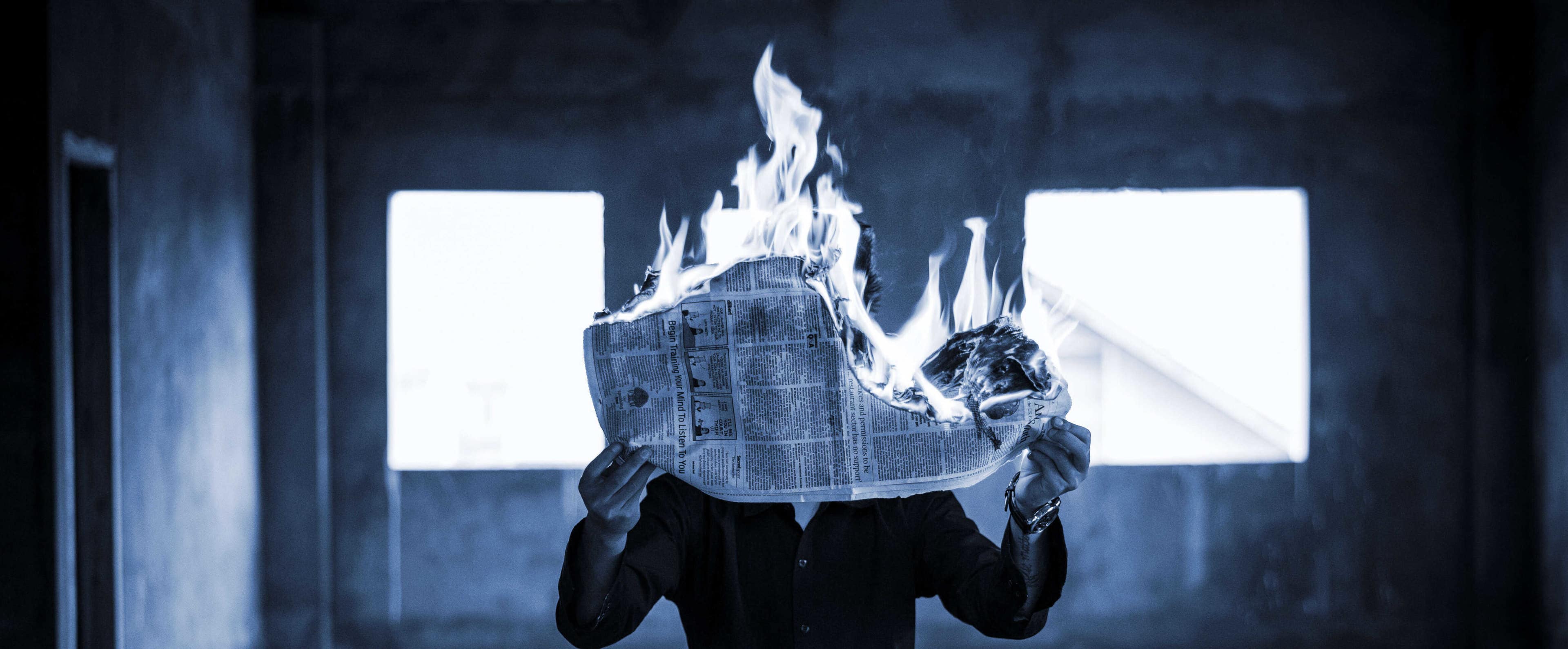 Homme brûlant un journal
