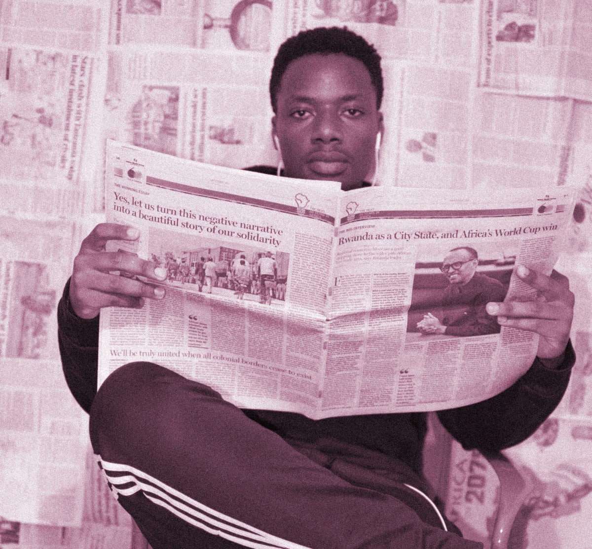 Homme assis lisant un journal papier, abordant la désinformation 